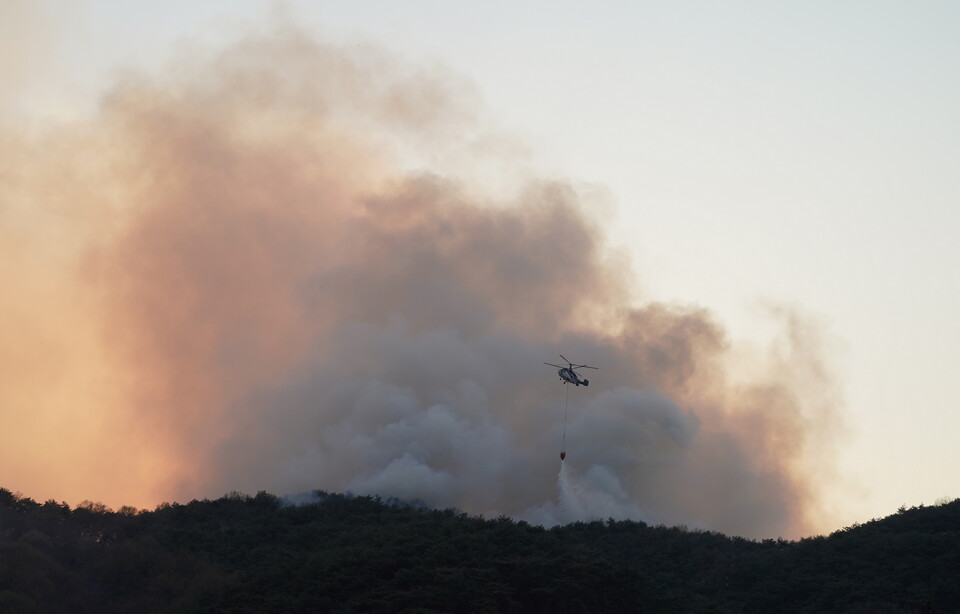 2일 충남 홍성군 서부면에서 발생한 산불을 산불진화헬기가 물을 뿌리며 진화하고 있다. / 산림청 제공 