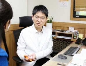 세란병원 신경과 손성연 과장이 손발저림을 비롯한 말초신경병증에 대해 설명하고 있다./제공=세란병원