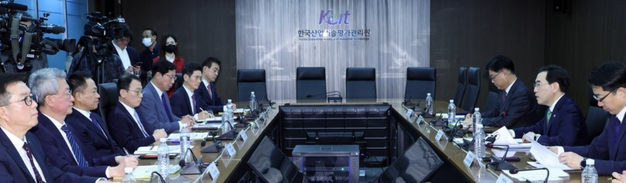 7일 중구 한국산업기술평가관리원에서 열린 ‘민관합동 배터리 산업 IRA 활용 전략 회의’에서 참석자들이 이창양 산업부 장관(오른쪽 가운데)의 발언을 듣고 있다. 왼쪽부터 포스코퓨처엠 김준형 사장, SK온 진교원 사장, 삼성SDI 최윤호 사장, LG에너지솔루션 이방수 사장, 롯데케미칼 첨단소재사업 이영준 대표, 고려아연 장사범 부사장, LG화학 정종은 상무. / 연합뉴스 제공