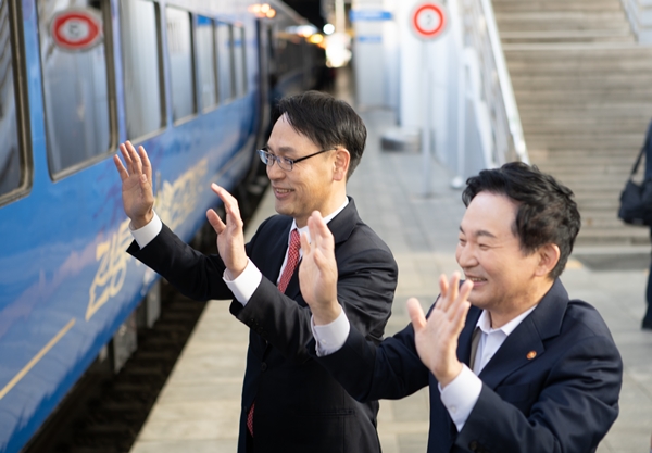 8일 서울역에서 ‘내수 진작, 지역경제 활성화는 철도관광으로! 팔도장터열차 여행객들에게 원희룡 국토교통부 장관, 권신일 코레일관광개발 대표이사(사진 오른쪽부터)가 환송하고 있다. / 코레일관광개발 제공