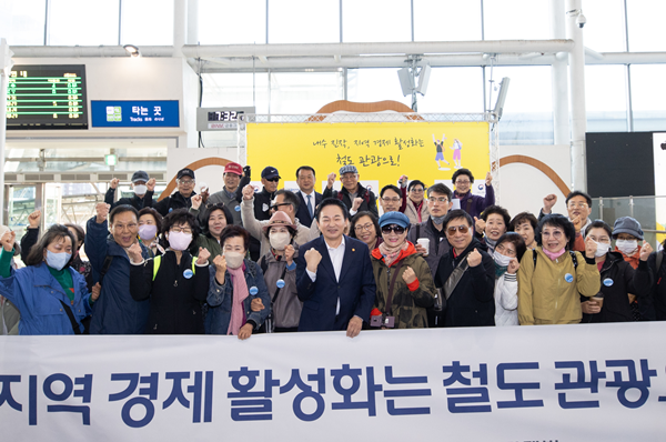 8일 서울역에서 ‘내수 진작, 지역경제 활성화는 철도관광으로! 팔도장터열차 여행객들과 기념사진을 촬영하는 원희룡 국토교통부 장관 / 코레일관광개발 제공