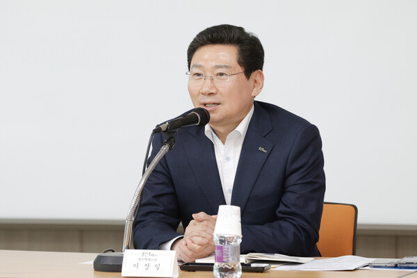 초등학교 교장선생님과의 간담회에서 의견을 제시하고 있는 이상일 용인특례시장./ 용인특례시 제공