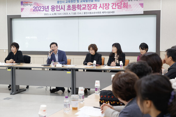 이 시장은 이날 즉석에서 제기된 학교 주변 환경에 대한 민원에 대해 적극적인 해결을 위해 나섰다./ 용인특례시 제공