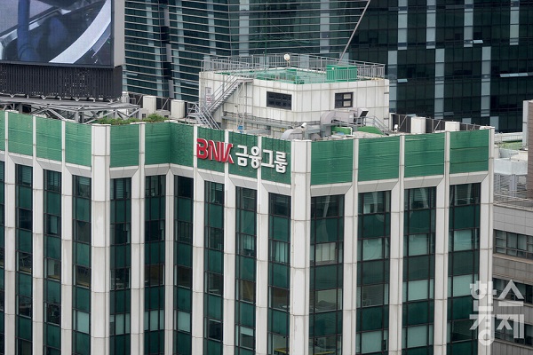  BNK금융지주가 '지속가능금융 실현을 통한 사회적 가치 창출'이라는 ESG 비전 아래 저탄소 사회로의 전환을 위해 2050 탄소중립에 박차를 가하고 있다. /한스경제 DB
