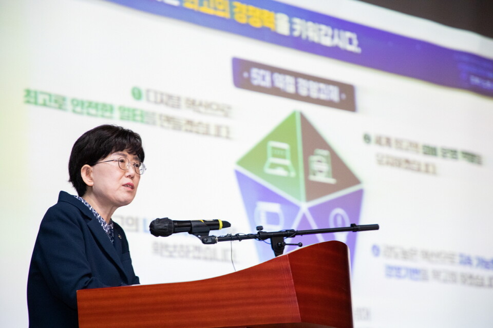 한국가스공사는 지난달 16일 '우리가 함께 그려갈 새로운 KOGAS' 행사를 개최하고 국민께 힘이되는 공기업이 되기 위한 변화와 혁신을 다짐했다. 최연혜 가스공사 사장이 행사에 참석해 발언하고 있다. / 한국가스공사 제공