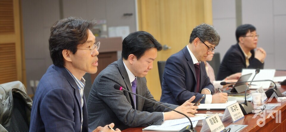 11일 서울 여의도 국회의원회관 제1세미나실에서 열린  '탄소중립사회를 위한 자전거정책 방향' 토론회 참석자들이 토론을 진행하고 있다./성은숙 기자