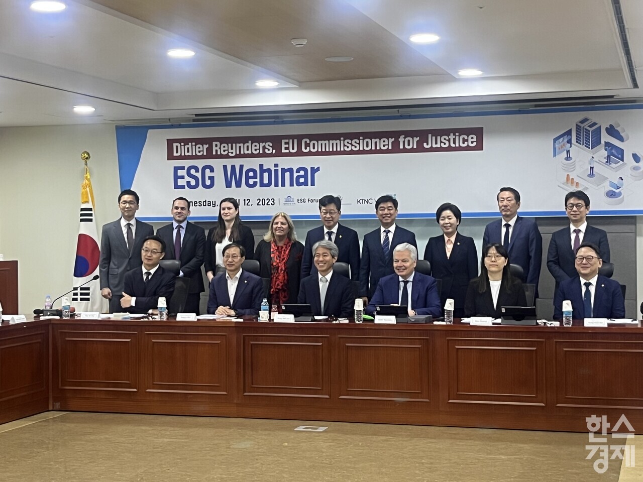 EU집행위원회 법무청장인 디디에 레인더스의 초청 강연회에 앞서 기념 촬영을 하고 있다. / 정라진 기자