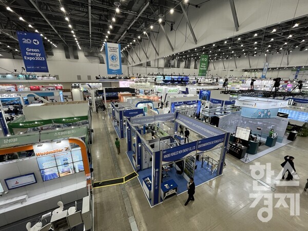 역대 최고 규모로 열린 ‘국제그린에너지엑스포’에는 25개국, 300개사(1,010부스)가 참가했다. / 권선형 기자