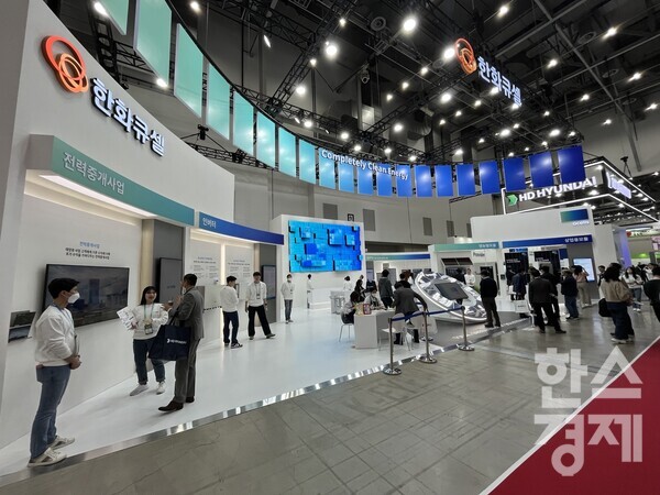 한화큐셀은 탑콘(TOPCon) 셀을 사용해 성능을 높인 ‘큐트론(Q.TRON)’ 양면형 모듈을 국내에서 처음으로 공개했다. / 권선형 기자