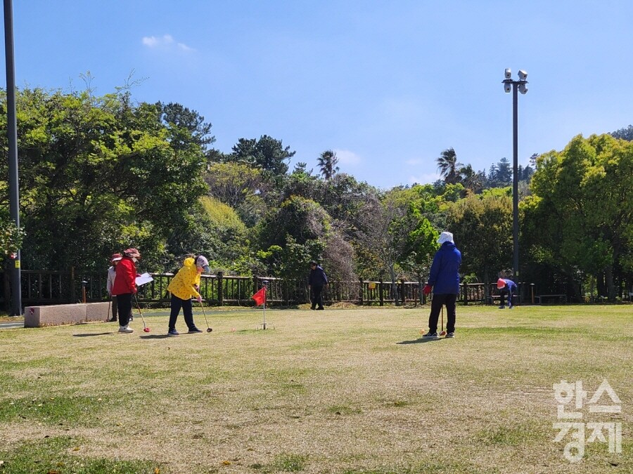 8일 제주도 서귀포시의 한 체육공원에서 게이트볼 동호회 소속 70~80대 회원들이 게이트볼을 하고 있는 모습. /박종민 기자