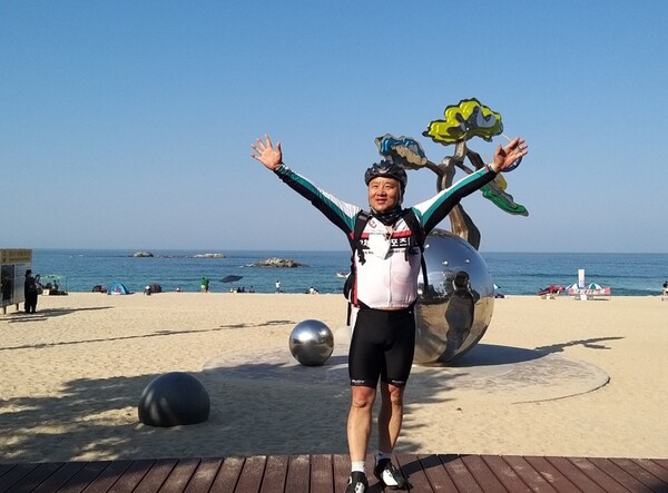 육현철 한국체대 사회체육학과 교수가 체육 활동 후 포즈를 취하고 있다. /육현철 교수 제공