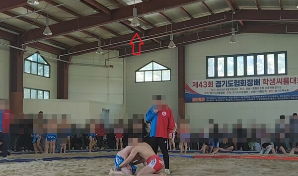 최근 ‘성남시 종합운동장 내 체육시설’에서 누전으로 인한 사고가 발생한 사실이 뒤늦게 알려지며 다음달 11일부터 성남시에서 열릴 경기도체육대회를 앞두고 선수 및 관람객 안전에 빨간불이 켜졌다./ 김두일 기자