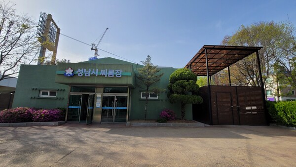 지난 8일 경기도체육대회가 열릴 예정인 성남시 종합운동장내 시설인 씨름장에서 ‘경기도 씨름협회장기’ 씨름 대회가 진행됐다./ 김두일 기자