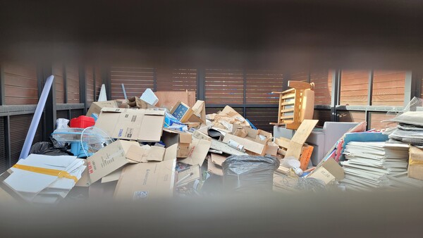 다행이 큰 불로 이어지지는 않았지만 씨름장 뒷편에는 폐지 등을 쌓아두는 임시보관장이 설치되어 있어 화재시 주변화재로 이어질 수도 있었다는 지적이 제기됐다./ 김두일 기자