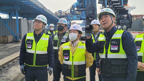 한국서부발전은 17일 충남 태안발전본부에서 ‘대한민국 안전대(大)전환, 집중안전점검’의 일환으로 발전설비와 주요 시설물을 점검했다. 사진은 박형덕 서부발전 사장(가운데)이 태안발전본부 부두에서 하역 시설물을 점검하는 모습. / 서부발전 제공 