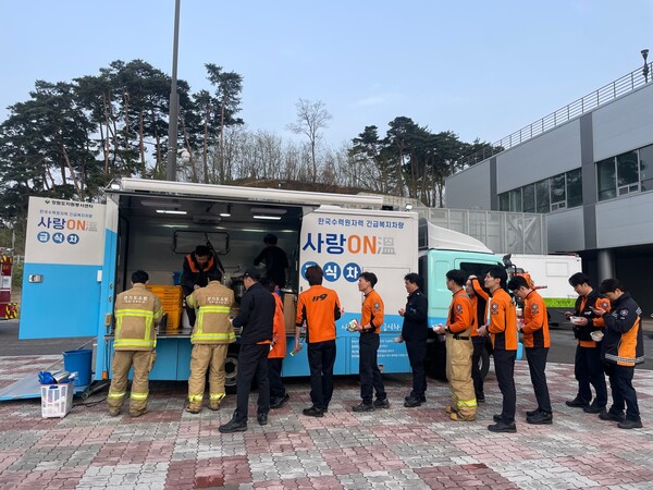 한수원이 지난 11일 발생한 강릉 산불피해 지역에 긴급구호키트와 사랑 온(ON) 급식차와 세탁차를 지원했다. / 한수원 제공 