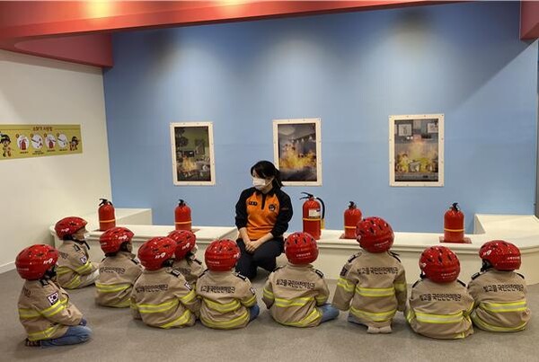 한국전력거래소는 지난 13일 ‘대국민 재난대응능력 및 안전의식‘ 향상을 위해 취약계층대상 ‘재난안전체험캠프’를 실시했다. 어린이들이 화재 발생 시 행동요령 교육을 마치고, 소방관이 되어 소화기 사용범 체험을 시행하고 있는 모습. / 전력거래소 제공 