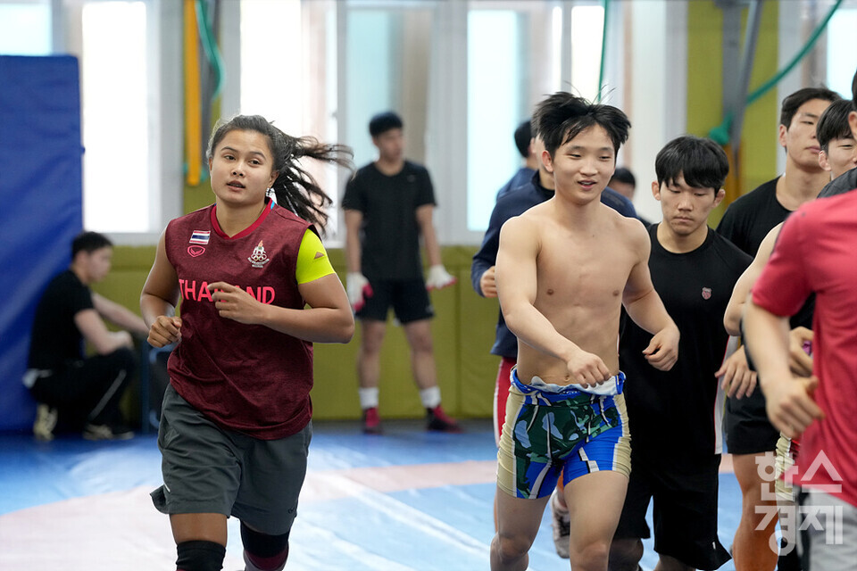 태국 국가대표 레슬링 선수들이 18일 오후 서울 송파구 한국체육대학교에서 한국 선수들과 함께 합동 훈련을 하고 있다. /김근현 기자 khkim@sporbiz.co.kr 2023.04.18.