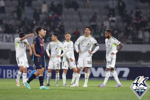 전북 현대 선수들이 실망하고 있다. /한국프로축구연맹 제공