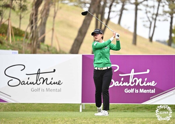최은우가 드라이버 티샷을 하고 있다. /KLPGA 제공