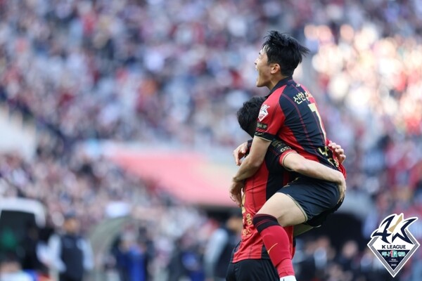 나상호(오른쪽)는 최근 물오른 기량을 과시하고 있다. /한국프로축구연맹 제공