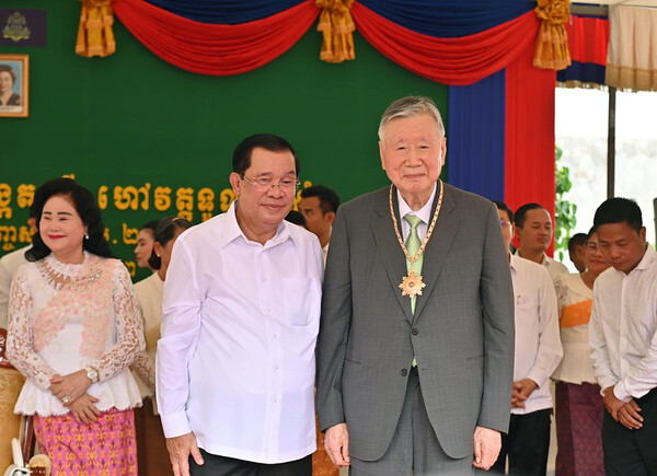 부영그룹 창업주 이중근 회장이(사진 오른쪽) 그동안 캄보디아의 국가 발전과 양국 간 우호증진에 기여한 공로를 인정받아 캄보디아 훈센 총리로부터(사진 왼쪽) 국가 유공 훈장을 수상한 뒤 기념사진을 촬영하고 있다.