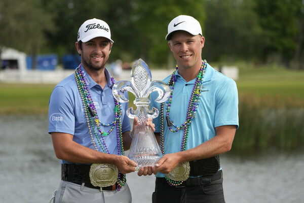 우승은 닉 하디(오른쪽)와 데이비스 라일리가 차지했다. /연합뉴스
