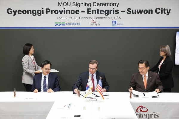 지난 12일(현지시각) 미국 코네티컷주 댄버리에서 이재준 수원특례시장(오른쪽)과 제임스 A 오닐 인테그리스 수석부회장(가운데)이 투자협약서에 사인하고 있다./ 수원시 제공