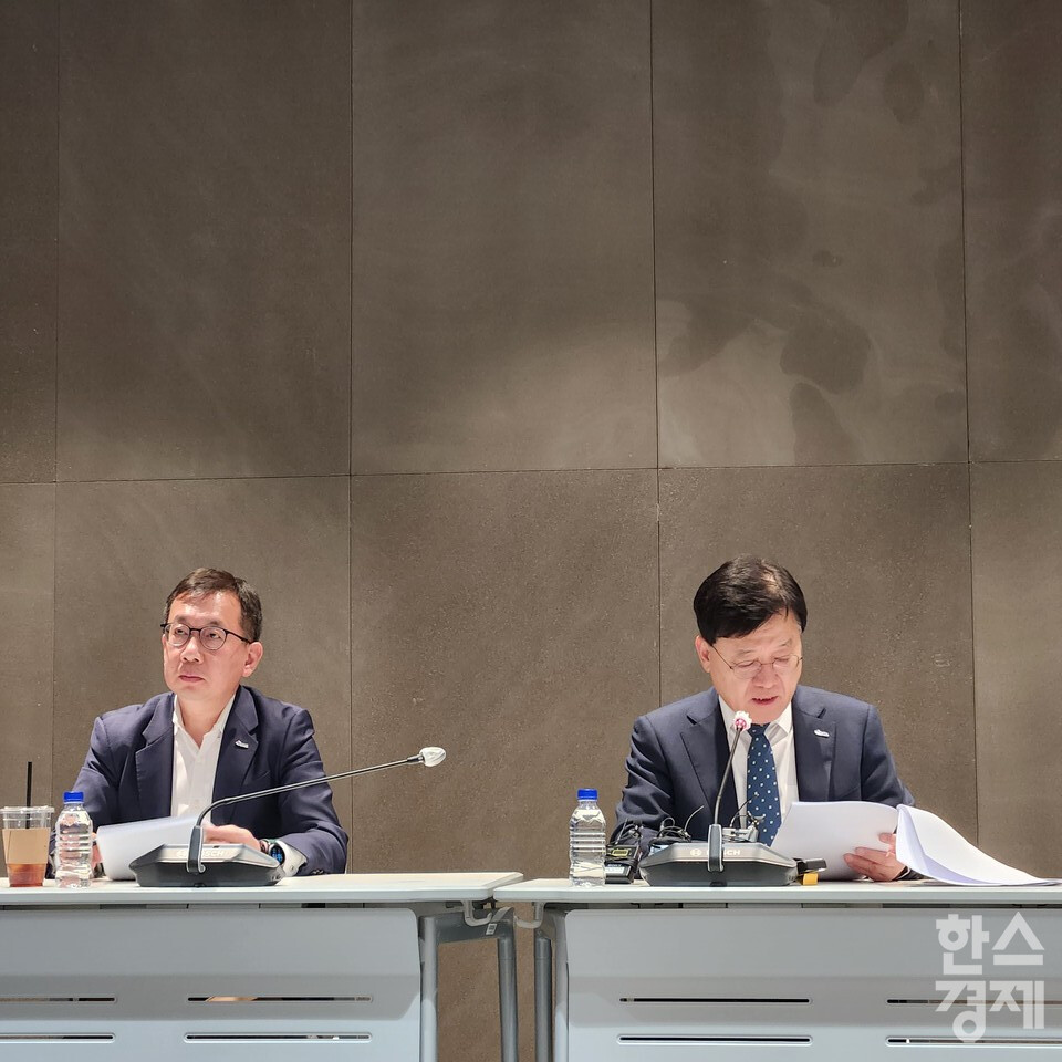 (왼쪽부터)조상현 한국무역협회 국제무역통상연구원장,정만기 한국무역협회 부회장./성은숙 기자