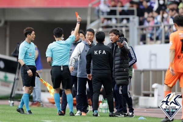 김상식 감독은 23일 제주 유나이티드전에서 퇴장을 당했다. /한국프로축구연맹 제공