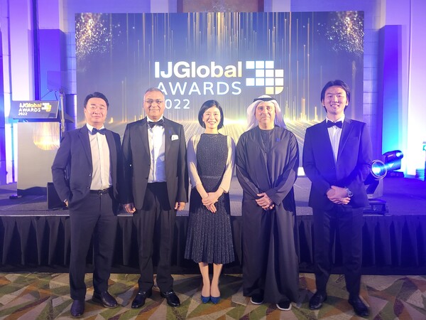 한국전력은 26일(현지시간) 두바이에서 개최된 IJ Global Awards 2022 시상식에서 UAE 해저 송전망사업 재원조달 성공으로 글로벌 금융전문지인 IJGlobal(Infrastructure Journal)이 수여하는 ‘2022 Deal of the Year’를 수상했다. / 한전 제공 