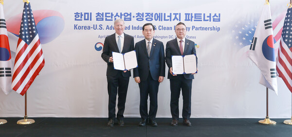 한수원이 25일(현지시간) 미국 워싱턴DC 왈도프 아스토리아(Waldorf Astoria) 호텔에서 미국 우라늄 농축 공급사인 Centrus와  안정적인 원전 연료 수급을 위한 양해각서를 체결하고 기념촬영을 하고 있다. (왼쪽부터 Daniel B. Poneman(다니엘 포너만) Centrus CEO, 이창양 산업통상자원부 장관, 황주호 한수원 사장) / 한수원 제공 