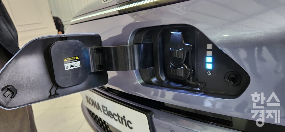'디 올 뉴 코나 일렉트릭' 전면부에 위치한 충전구./성은숙 기자