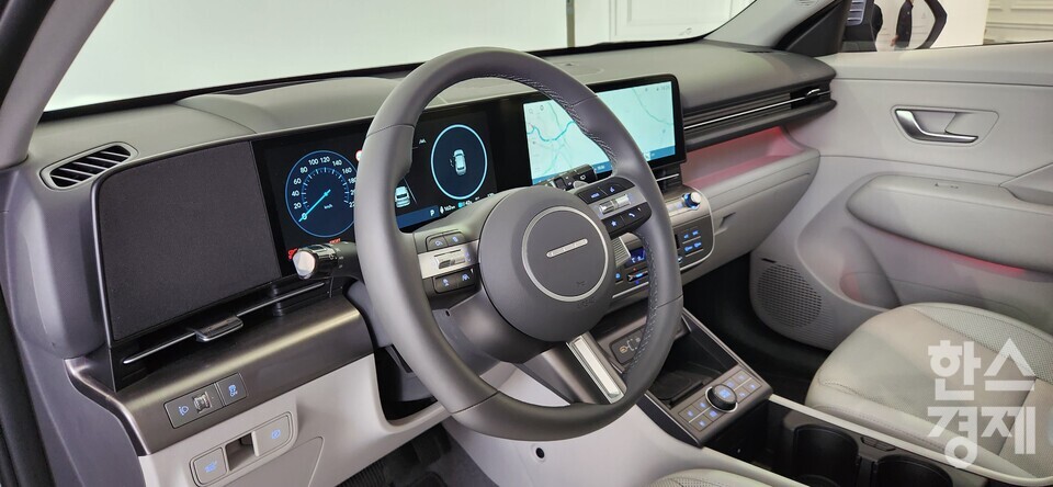 27일 언론사 공동 인터뷰 현장에 전시된 '디 올 뉴 코나 일렉트릭'의 내부./성은숙 기자