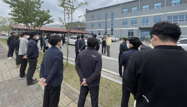 평택도시공사(사장 강팔문)는 지난 4월 26일 공사 임직원을 대상으로 지진대비 훈련을 실시했다./ 평택도시공사 제공