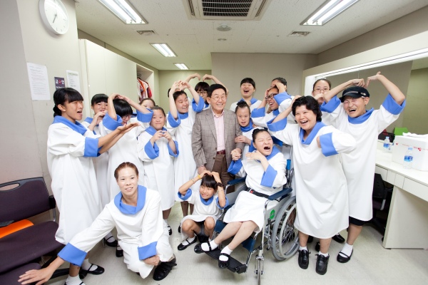 장애인합창단 '영혼의 소리로' 단원들과 이종호 회장. /JW그룹 제공