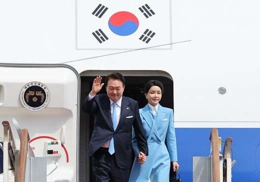 지난달 30일 윤석열 대통령과 김건희 여사가 미국 국빈 방문 일정을 마치고 성남 서울공항에 도착해 인사하고 있다. /연합뉴스
