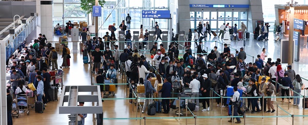 근로자의날인 1일 출국자로 북적이는 인천국제공항 (사진=연합뉴스)