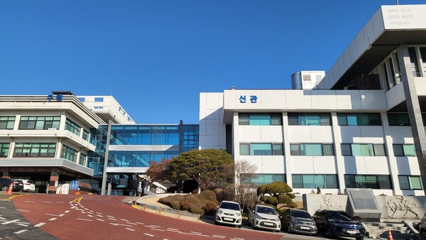 경기도가 전세피해지원센터를 개소한 수원시 팔달구 효원로에 위치한 구 경기도청사. 대중교통이 원할하지 않아 접근성이 떨어진다는 지적이 이어져 왔다./ 김두일 기자 