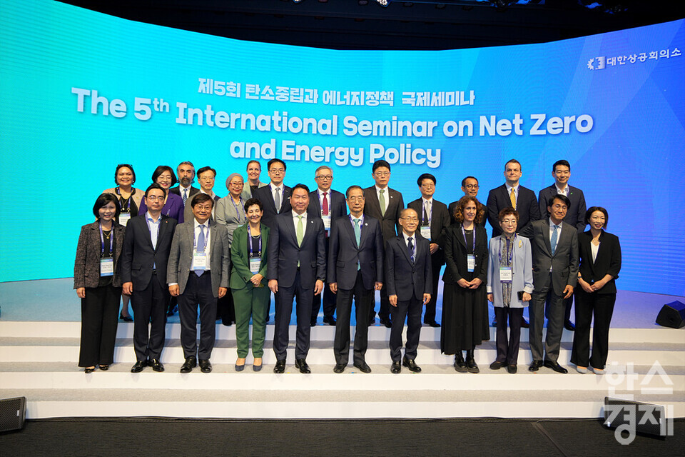 한덕수 국무총리와 최태원 대한상공회의소 회장을 비롯한 내빈들이 3일 오후 서울 중구 대한상공회의소 국제회의장에서 열린 제5회 탄소중립과 에너지정책 국제세미나에서 기념촬영을 하고 있다. 맨 아랫줄 왼쪽 네번째부터 루쓰 싸피로 CAPS 대표, 최태원 대한상공회의소 회장, 한덕수 국무총리, 이회성 IPCC 의장. /김근현 기자 khkim@sporbiz.co.kr 2023.05.03.