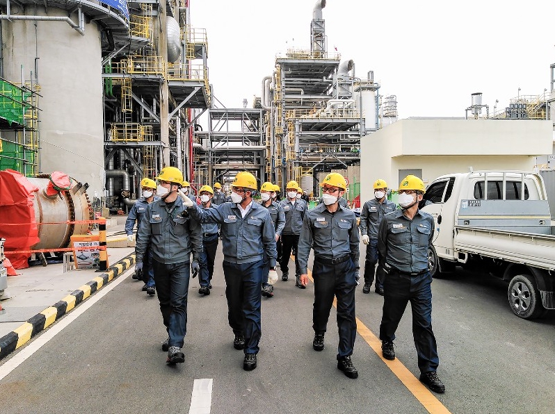에쓰오일은 지난 2021년 12월 '무재해 1천만인시'를 달성했다고 밝혔다. 사진은 후세인 알 카타니 대표가 임직원들과 율산공장 생산현장에서 안전점검을 하고 있는 모습. / 에쓰오일 제공 