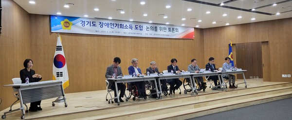 좌장을 맡은 박재용 의원은 “경기도가 타 지자체보다 앞서가는 장애인복지 정책을 펼치고 있다는 증거가 장애인기회소득”이라며 “적은 금액이지만 이는 장애인에게 새로운 삶의 기회를 줄 수 있는 마중물이 될 것”이라고 말했다./ 경기도의회 제공