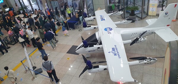 안양시(시장 최대호)는 제101회 어린이날 축제 ‘얘들아 노올자’를 기념해 시청사 본관 로비에 드론택시를 설치됐다./ 안양시 제공