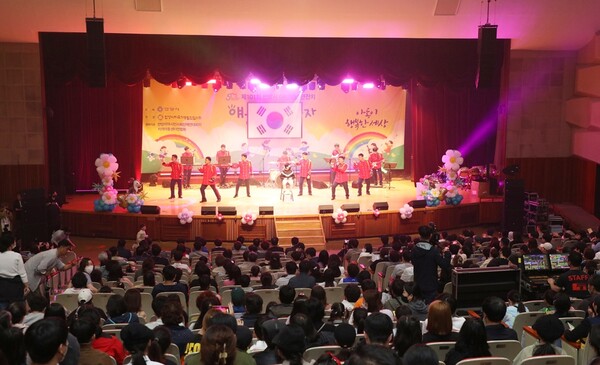 어린이날 축제는 당초 평촌중앙공원에서 열릴 예정이었지만, 우천으로 인해 시청 로비와 앞마당으로 장소를 변경해 진행됐다./ 안양시 제공