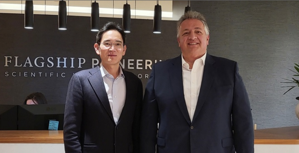 이재용삼성전자 회장(왼쪽)이 2021년 11월 미국 플래그십 파이어니어링 본사에서 누바 아페얀 모더나 공동 설립자 겸 이사회 의장과 기념촬영하고 있다. /삼성전자 제공