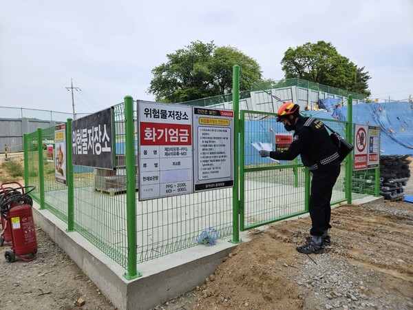 인화성 물질을 취급하는 작업장에서는 소화기와 간이 소화장치, 비상 경보장치, 간이피난 유도선, 가스누설경보기, 비상조명등, 방화포 등 임시 소방시설을 반드시 설치해야 한다./ 경기도 제공