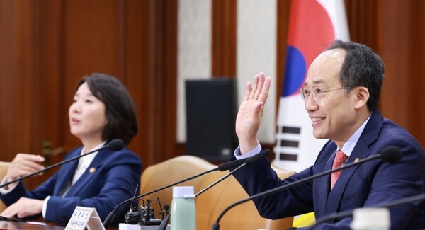 추경호 경제부총리 겸 기획재정부 장관이 8일 정부서울청사에서 열린 대외경제장관회의에 참석해 영상회의로 정부세종청사에 참석한 장관들을 향해 인사하고 있다. / 연합뉴스 제공