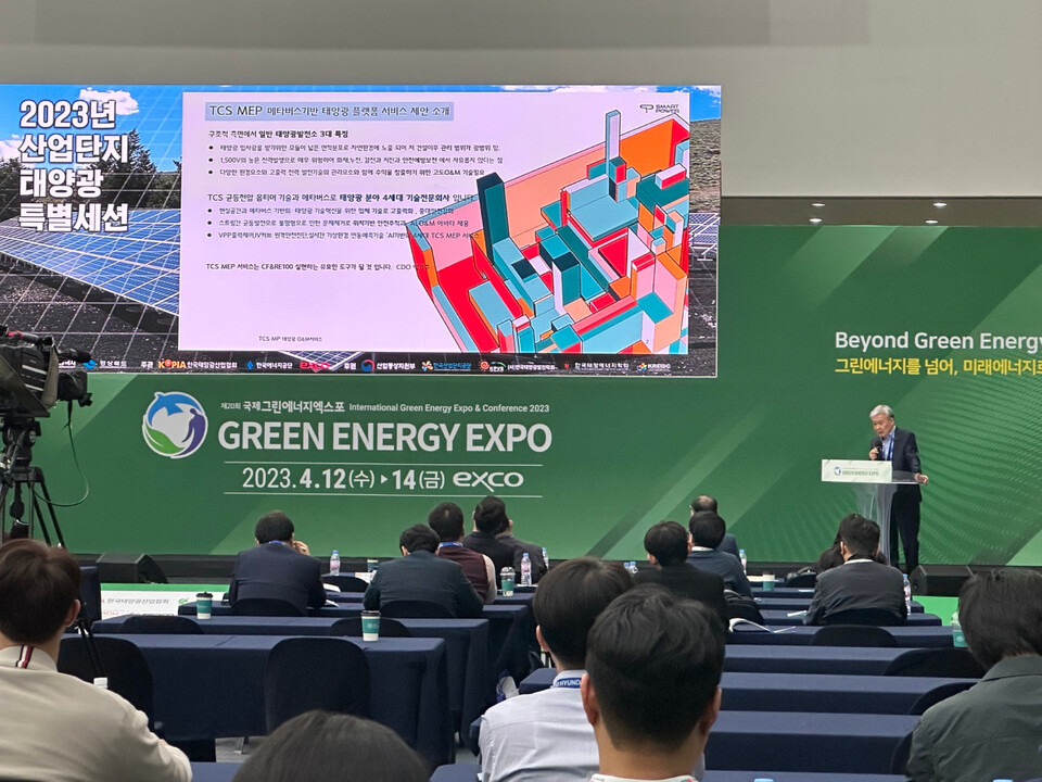 '2023 대구 그린에너지엑스포 전시회' 스마트파워부스에서 제품을 설명하고 있는 박기주 의장. / 스마트파워 제공 