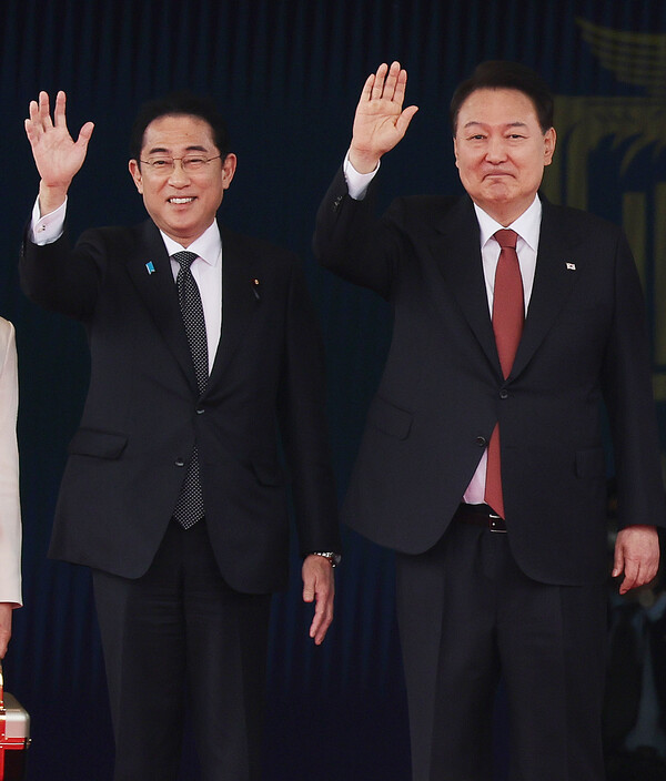 손을 들어 인사하는 기시다 후미오(왼쪽) 일본 총리와 윤석열 대통령의 모습. /연합뉴스