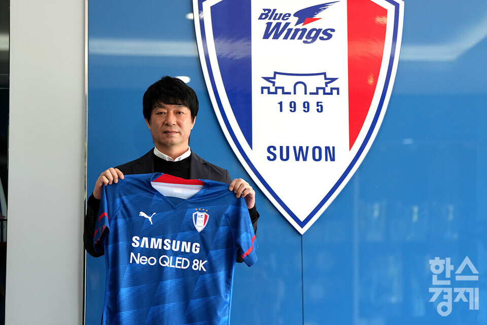 김병수 수원삼성 제8대 신임 감독이 8일 오전 경기 화성 수원삼성축구단 클럽하우스에서 열린 감독 공식 미디어데이에서 기념촬영을 하고 있다. /김근현 기자 khkim@sporbiz.co.kr 2023.05.08.